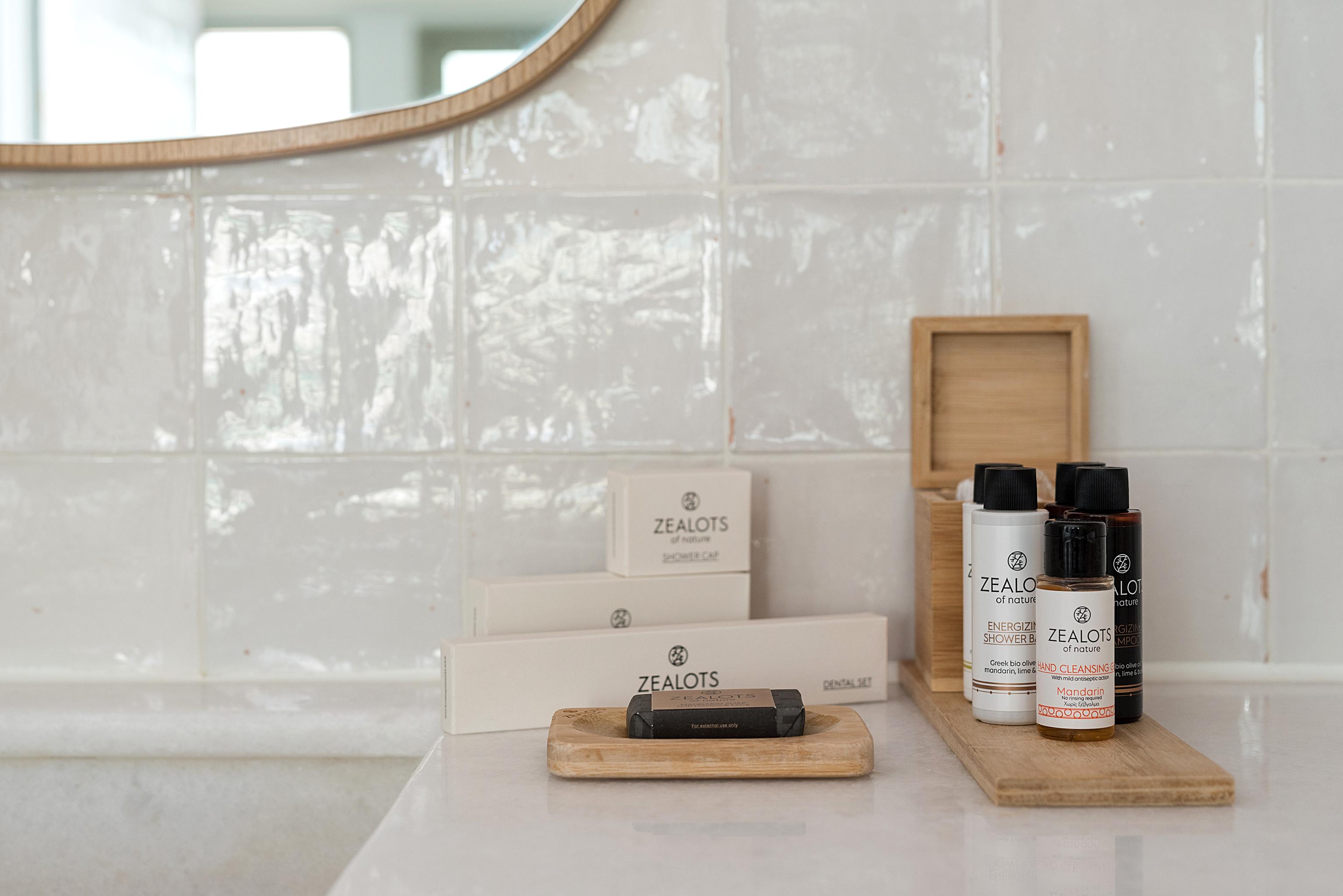 Coco-Mat Athens Jumelle Hotel Bagian luar foto A selection of amenities by ZEALOTS