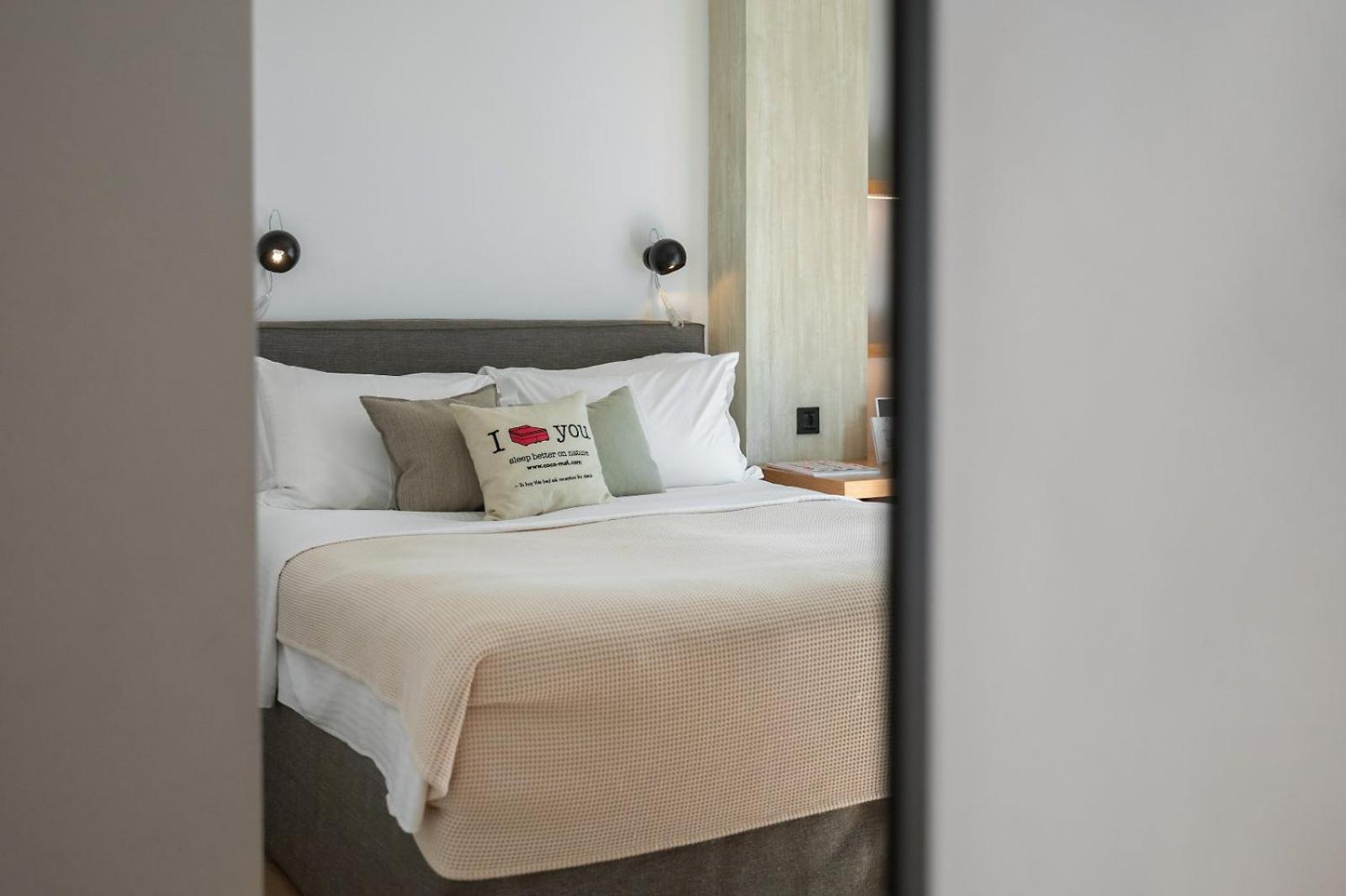 Coco-Mat Athens Jumelle Hotel Bagian luar foto A bedroom at the hotel
